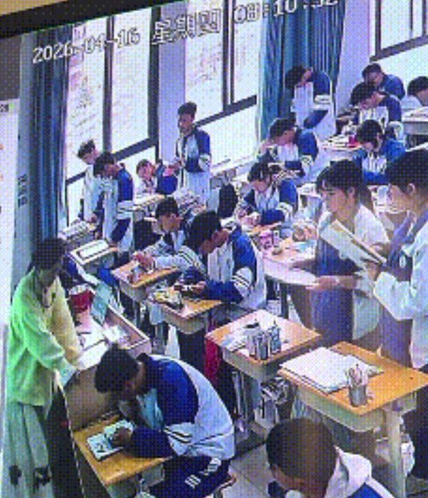 “泪目！”贵州六盘水一高中老师上课时，突感身体不适，她怕吓到学生强撑着往外走，谁