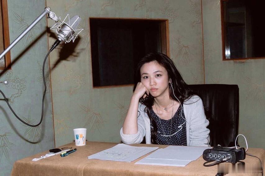 录音室里的汤唯，像个女大学生。 ​​​