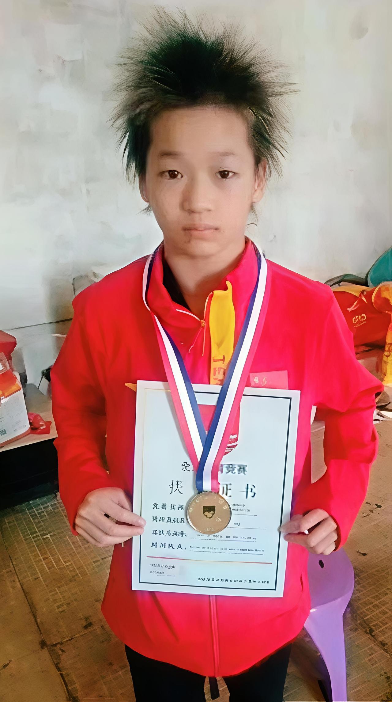 谁认得出？当年炸毛小丫头全红婵，如今颜值气质大蜕变
 
早年流传的童年旧照里，她
