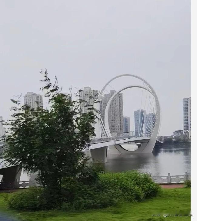 彭山之行随拍小记
昨天着实有些乏累，从彭祖山下来搭公交进了市区，寻了处馆子吃晚饭