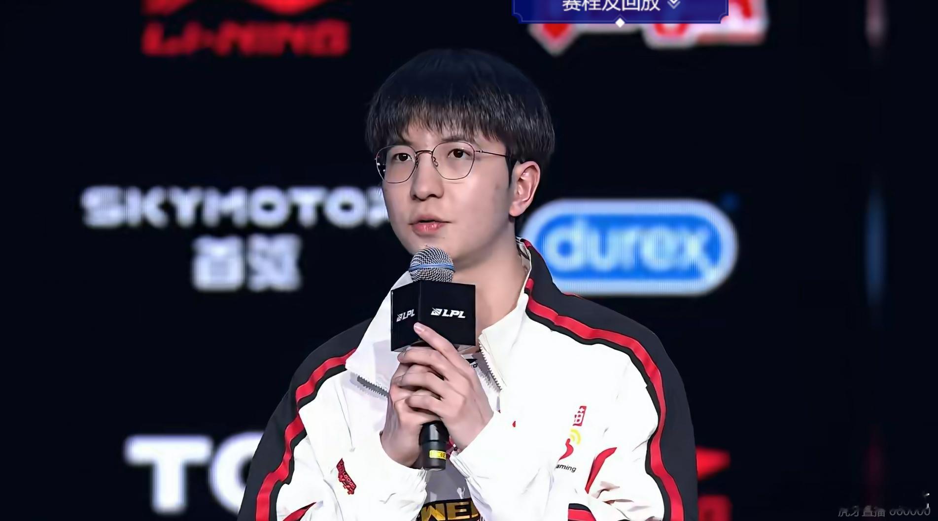 Q：选一位在沟通或者是节奏上对自己帮助最大的队友？Elk：我选我自己吧，我觉得自