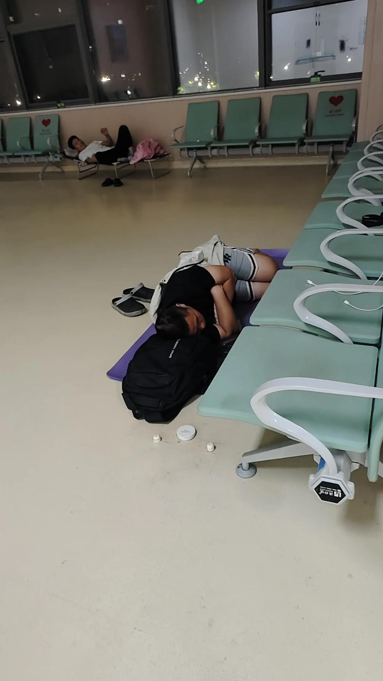 西安八哥他爸6月住西安某医院重症监护室，已经住半个月，病快好了，八哥为了省50元