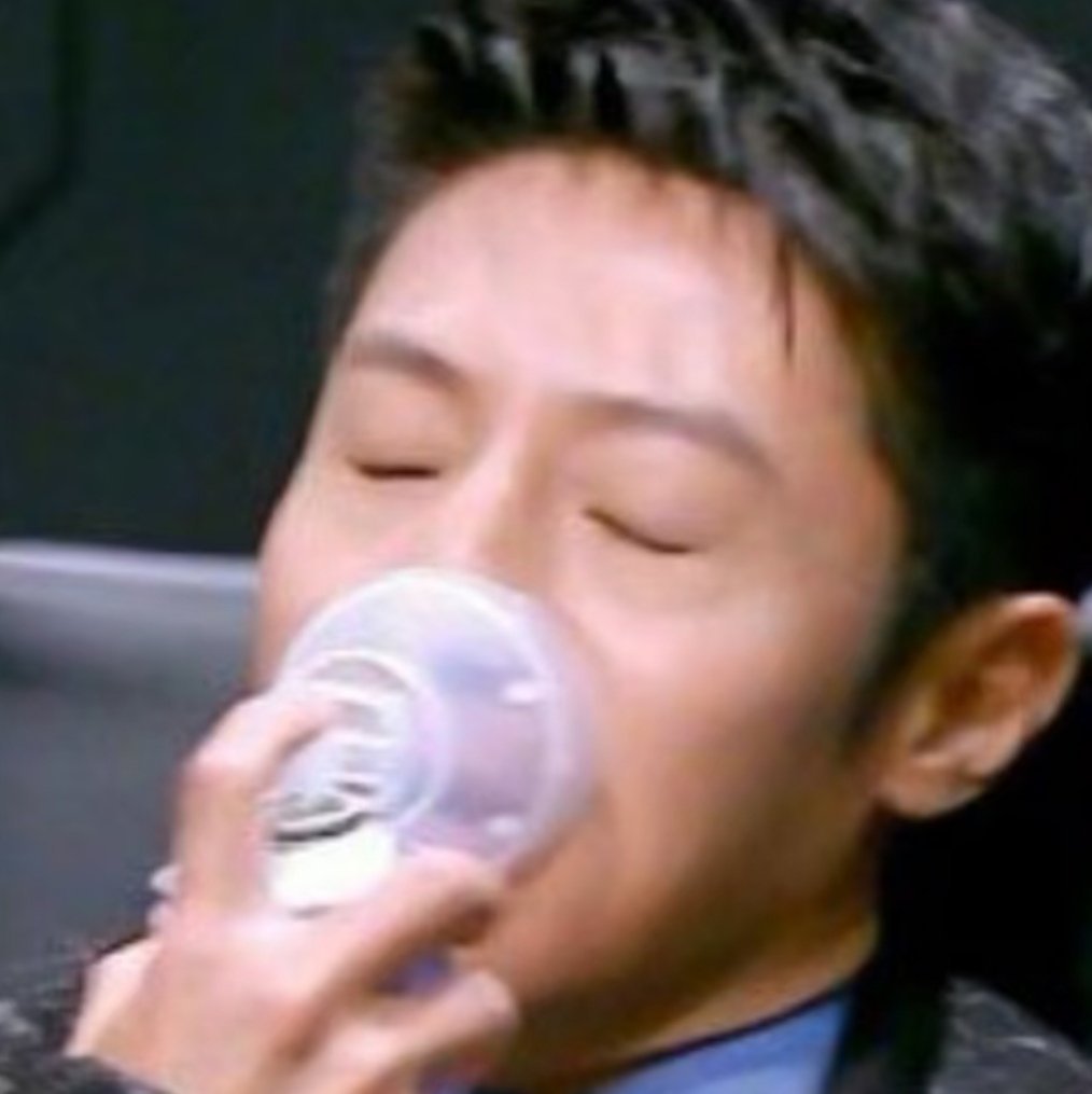 她又不是用额头呼吸 一天天的开那么大个门干嘛 