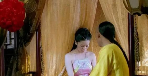 1725年，14岁的乾隆被安排第一个试婚宫女，侍寝后让他终生难忘。

-

一提