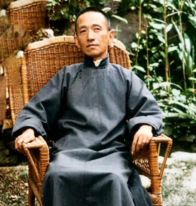 1948年11月13日凌晨，南京湖南路508号陈公馆，58岁的陈布雷吞下一整瓶安