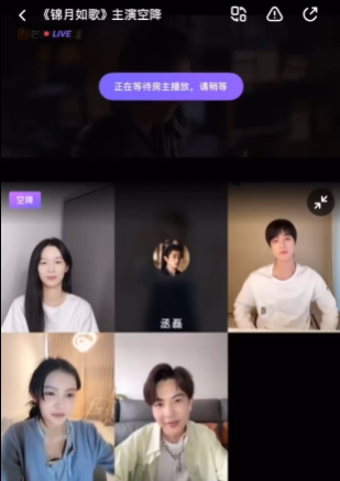 饶嘉迪把周也哄成翘嘴 看着周也盯着屏幕笑得合不拢嘴的样子，完全能感受到她对饶嘉迪