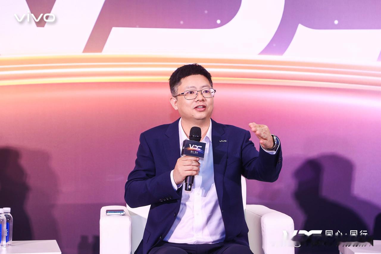 在今天上午的的 vivo开发者大会主会场之后，vivo副总裁、OS领域副总裁、v