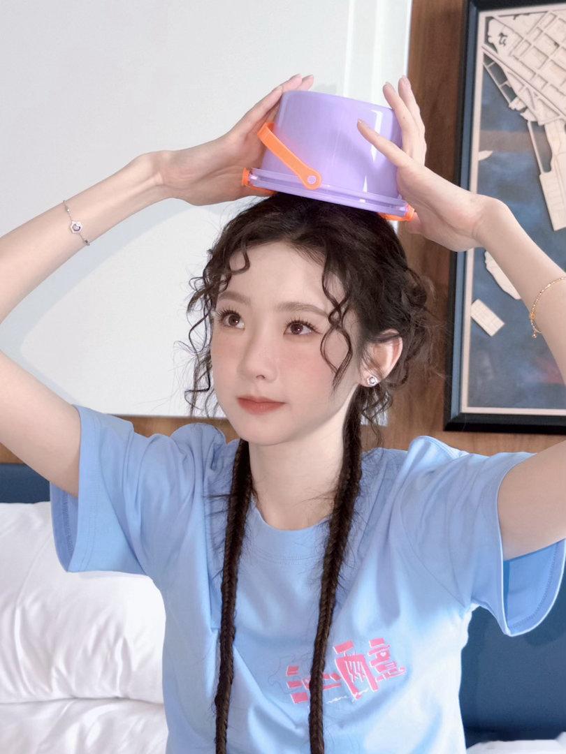 张艺凡复刻余小鱼造型 她说这套叫“愚人”造型，但一点也不愚。聪明地用这种方式让角
