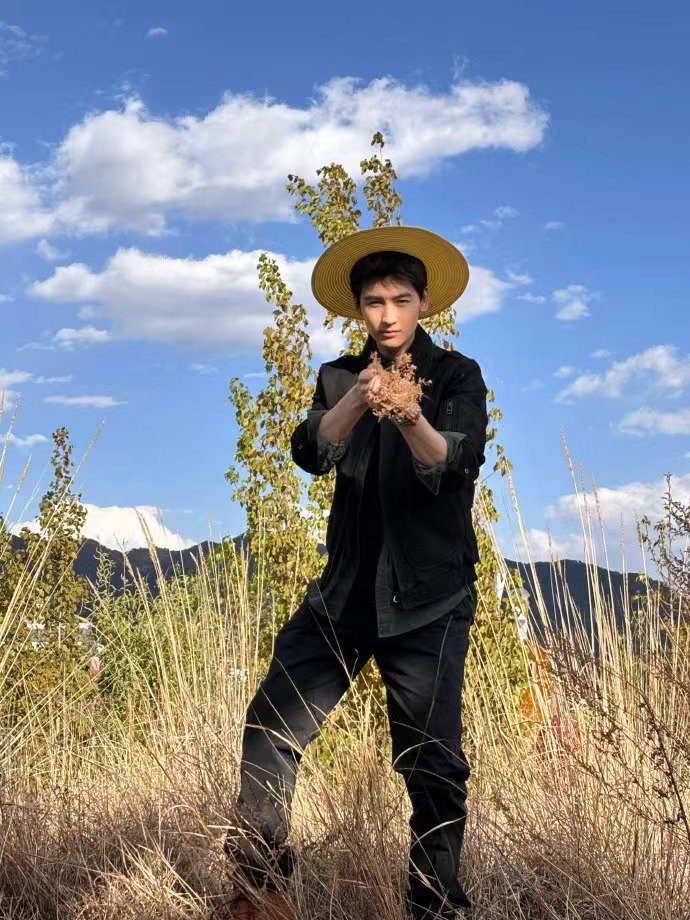 黄俊捷糙汉文学糙汉这口饭被黄俊捷吃到了 黄俊捷的糙汉造型实在太吸睛，黄黑皮搭配复