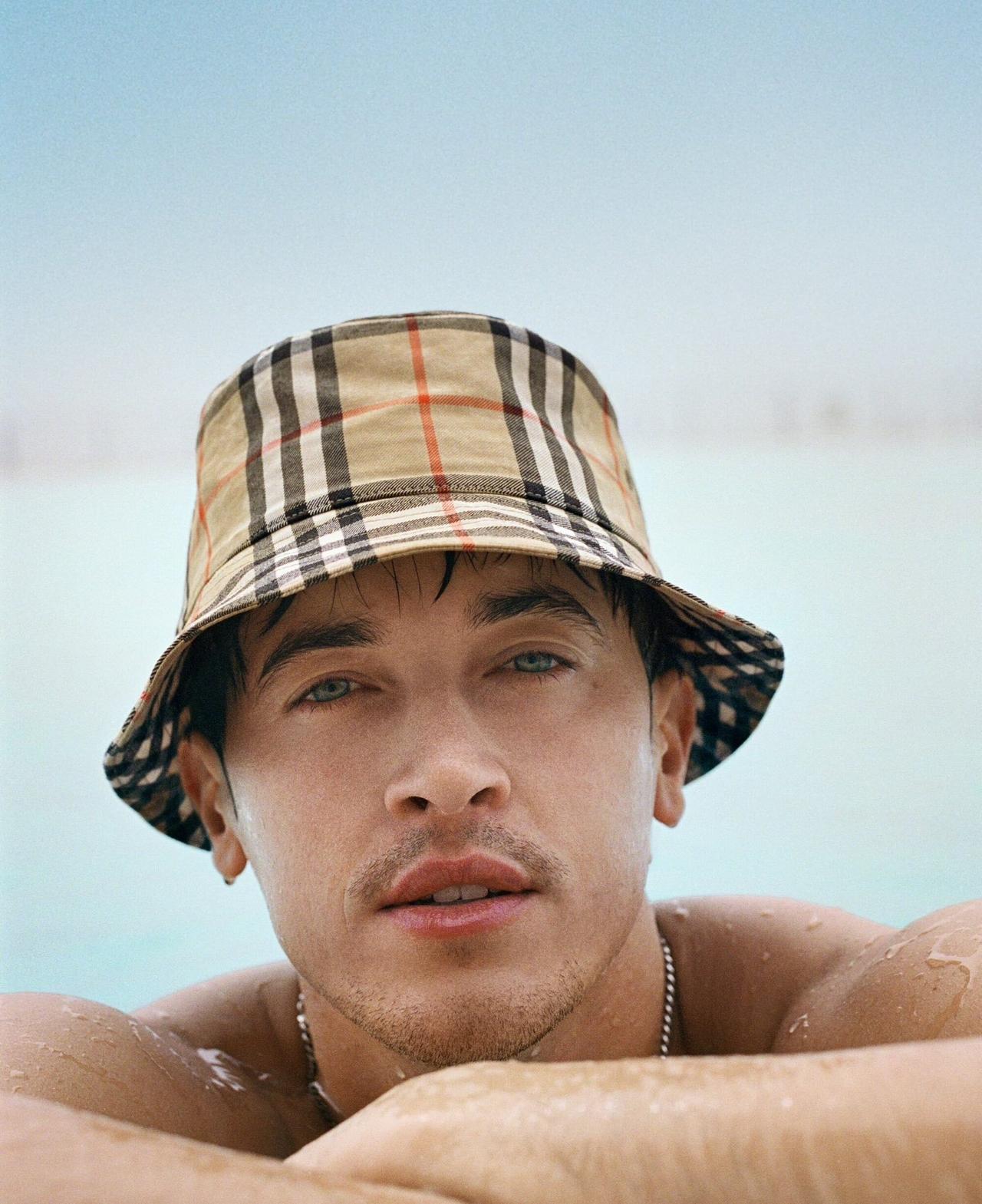 Tom Blyth 出镜Burberry 仲夏系列广告大片，帅气十足，复古格调氛