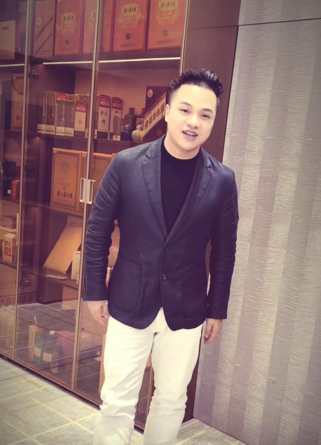 姐妹们：你们发现了没有？ 大哥：是不是现在变帅变酷又很飒😎西装如何穿出时尚感 