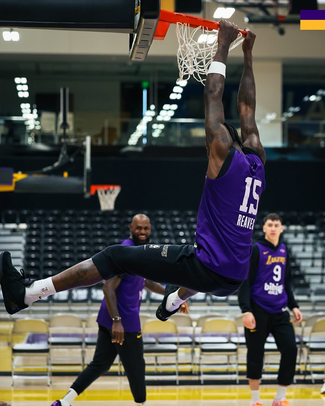 今日队内训练日，互换球衣穿！我看詹姆斯怎么头发这么多，仔细看才发现穿着蒂姆的！洛