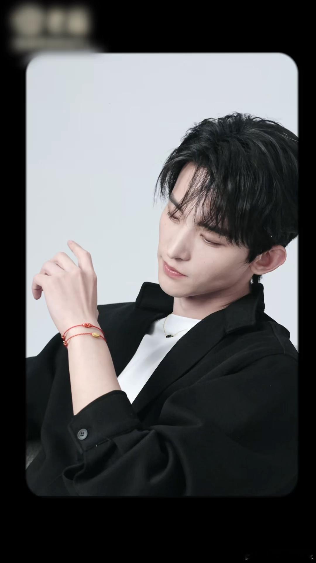 常华森这手我先抱走了 他这边上白皙的手和深色的眼镜搭配得如此完美，光是在那瞬间就