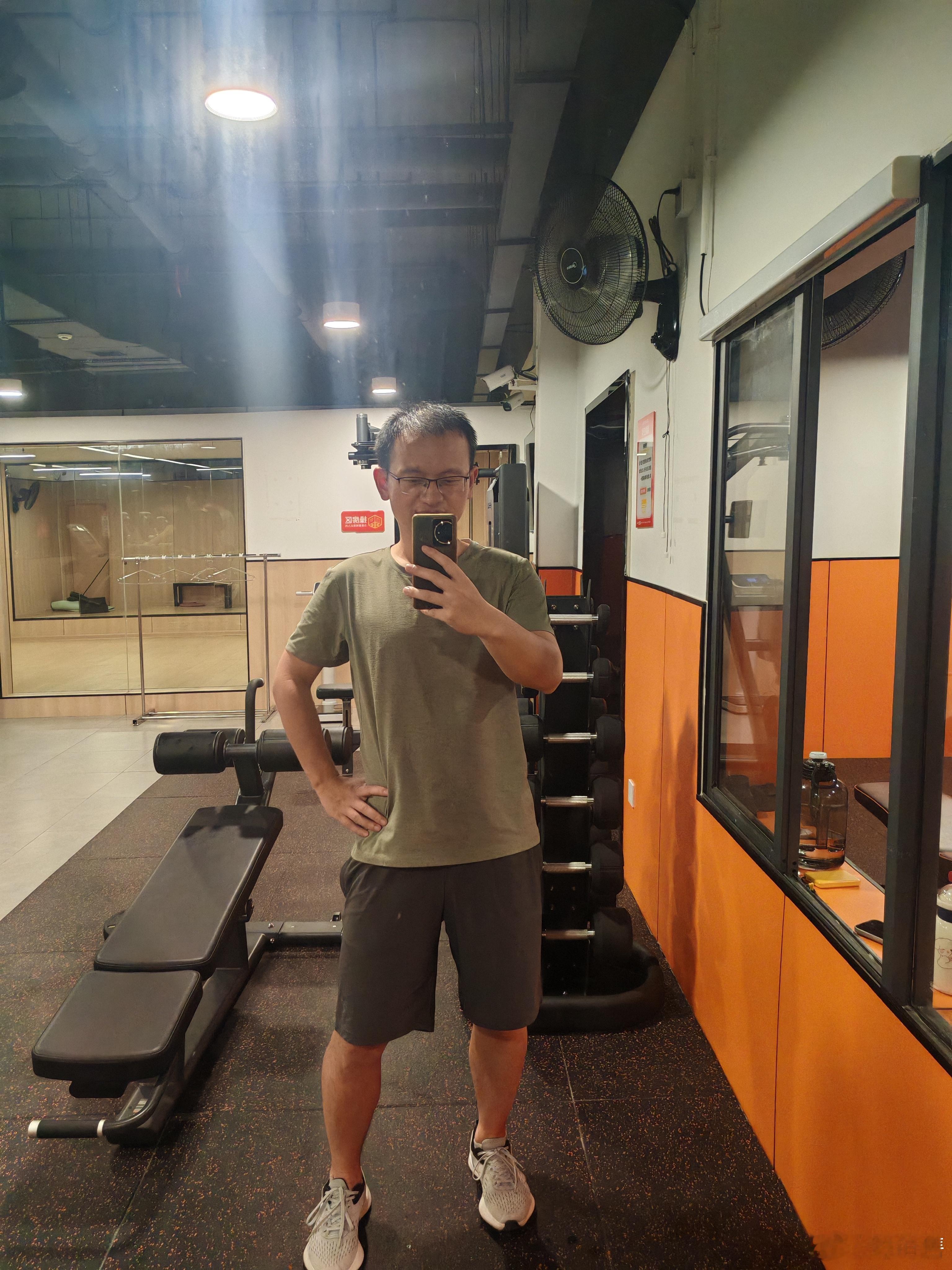 我自己运动减肥，三个月瘦了15斤，现在体重已经成功降到140以下自我感觉好了很多