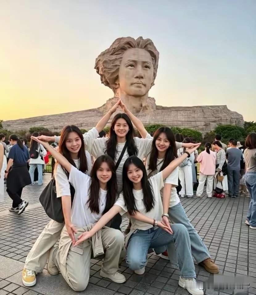 这创意真是太感人了！在湖南长沙橘子洲毛主席雕像前，这五位年轻女孩用五双手臂，竟然