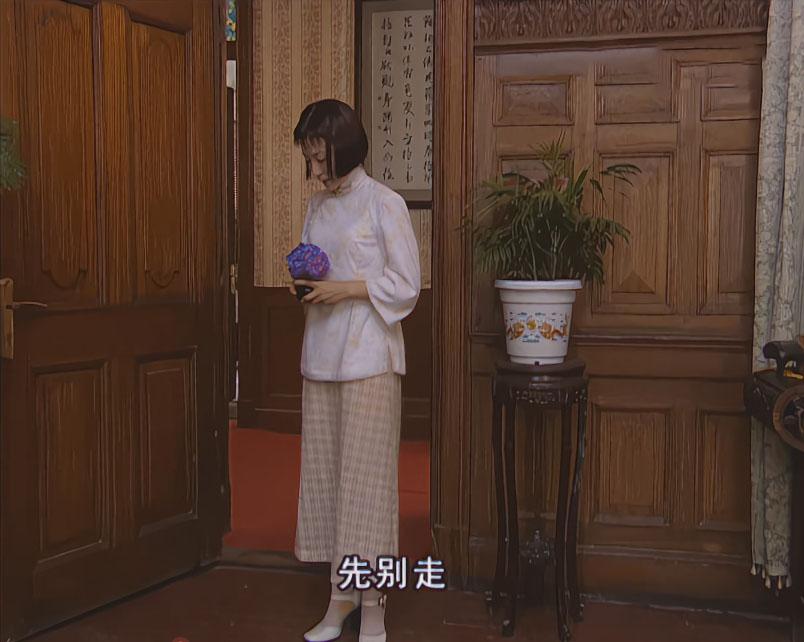 自从头发剪短后，小怜的穿搭就越来越时髦，玛丽珍鞋加上格子半身裙，就是放到现在都不