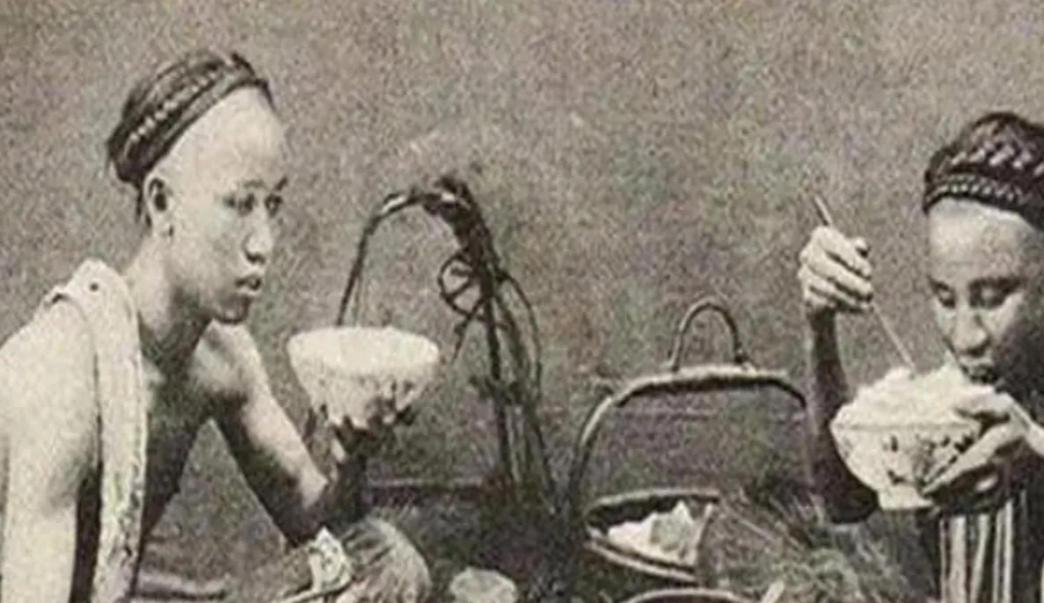1953年，李鸿章的孙子李子嘉，身着破烂衣服，踉跄着走到一个湖边，纵身一跃跳了进