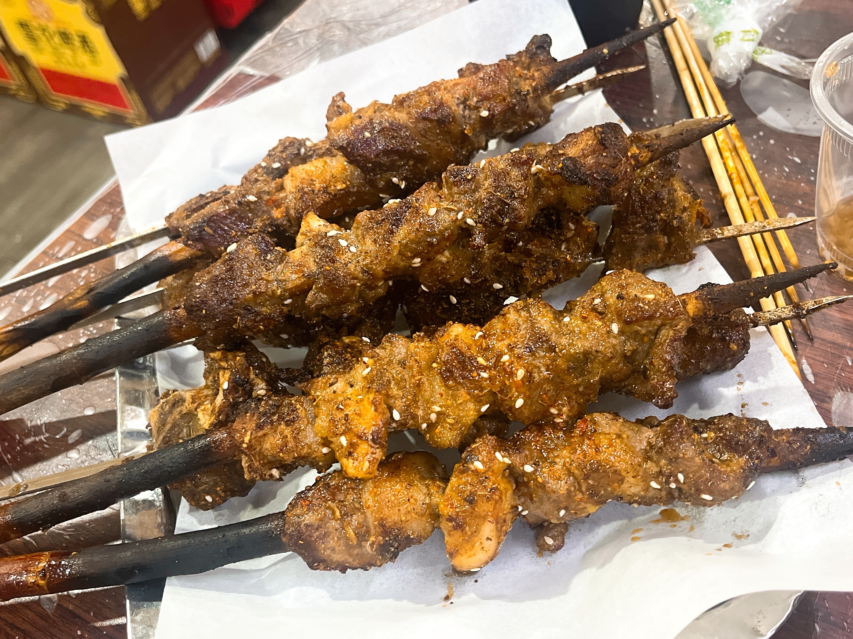 蟹神排队100多桌，实在饿得不行了，等不下去了，换了家店吃烧烤。今天没买到喜力，