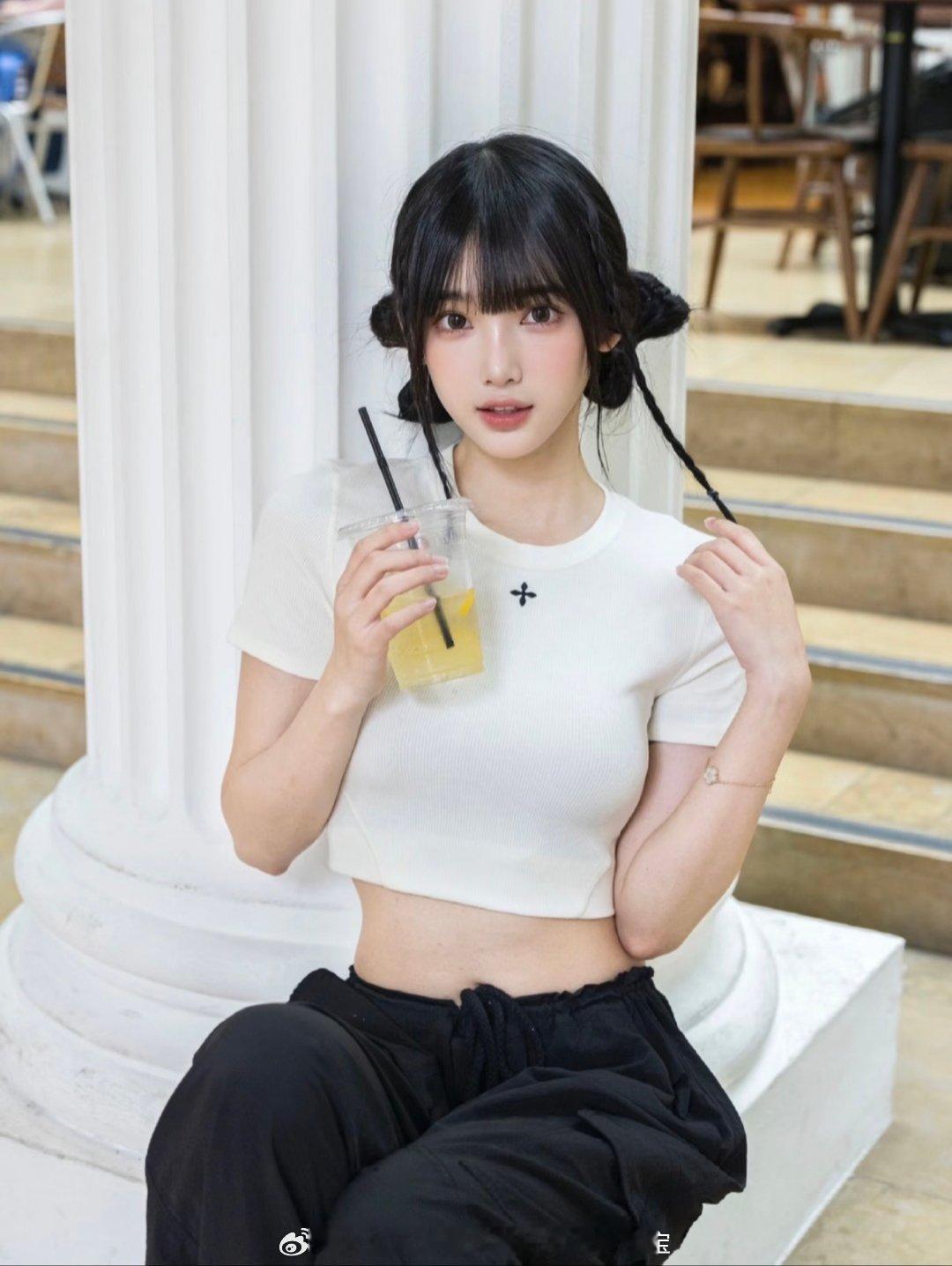 林俊杰七七相差21岁爱情本来就不是数学题，何必去算数字。看见老林笑得那么开心，就