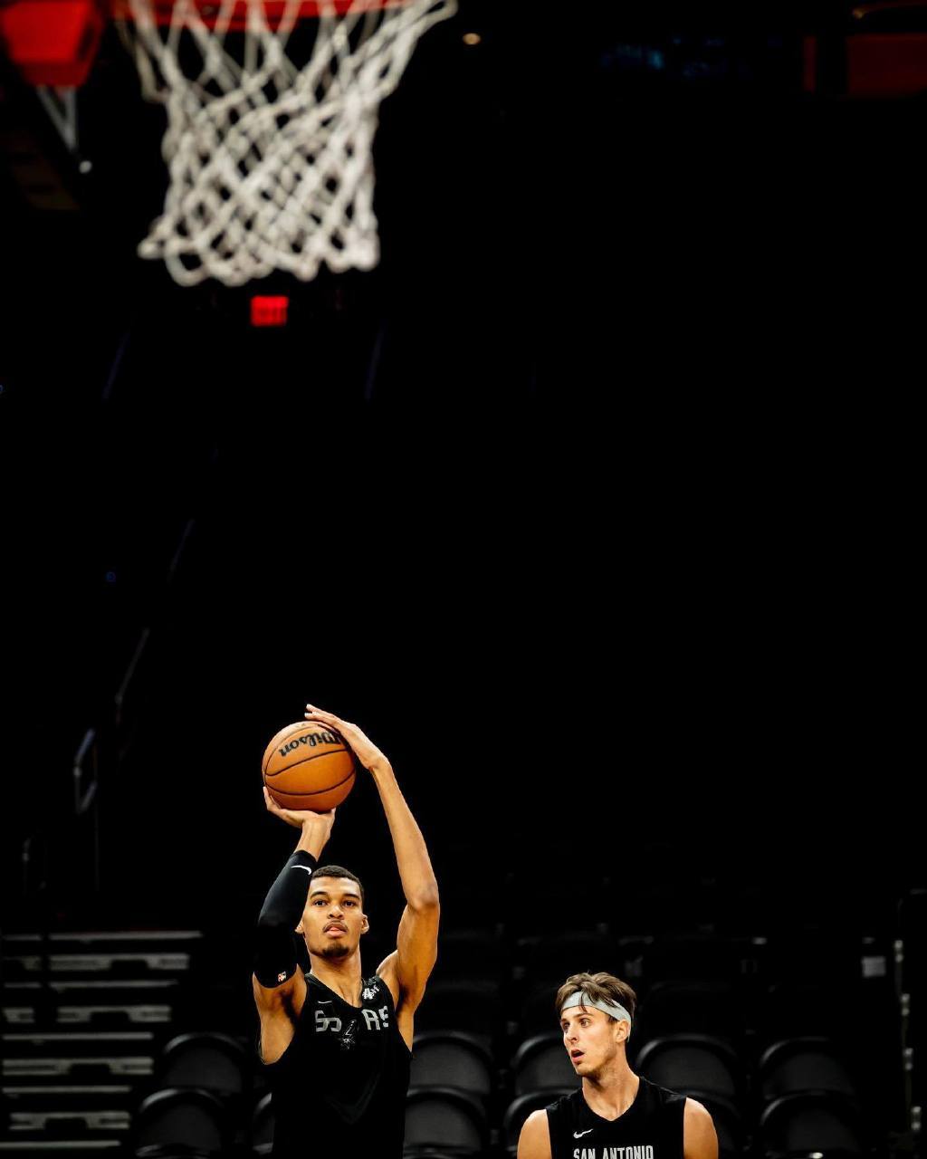 #马刺vs太阳##杜兰特回应文班亚马是他的迷弟##杜兰特说自己老了# 马刺vs太