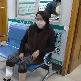 北京，一女子下楼乘坐电梯时，结果被邻居家的狗给咬了一口，女子气不过随即踢踹了狗一