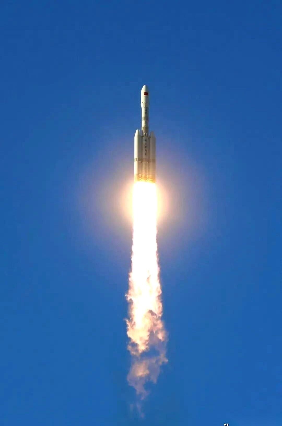 关注了一下咱们那个首飞的新火箭。
起手就是王炸，9台发动机根本不挨个点火，是“d