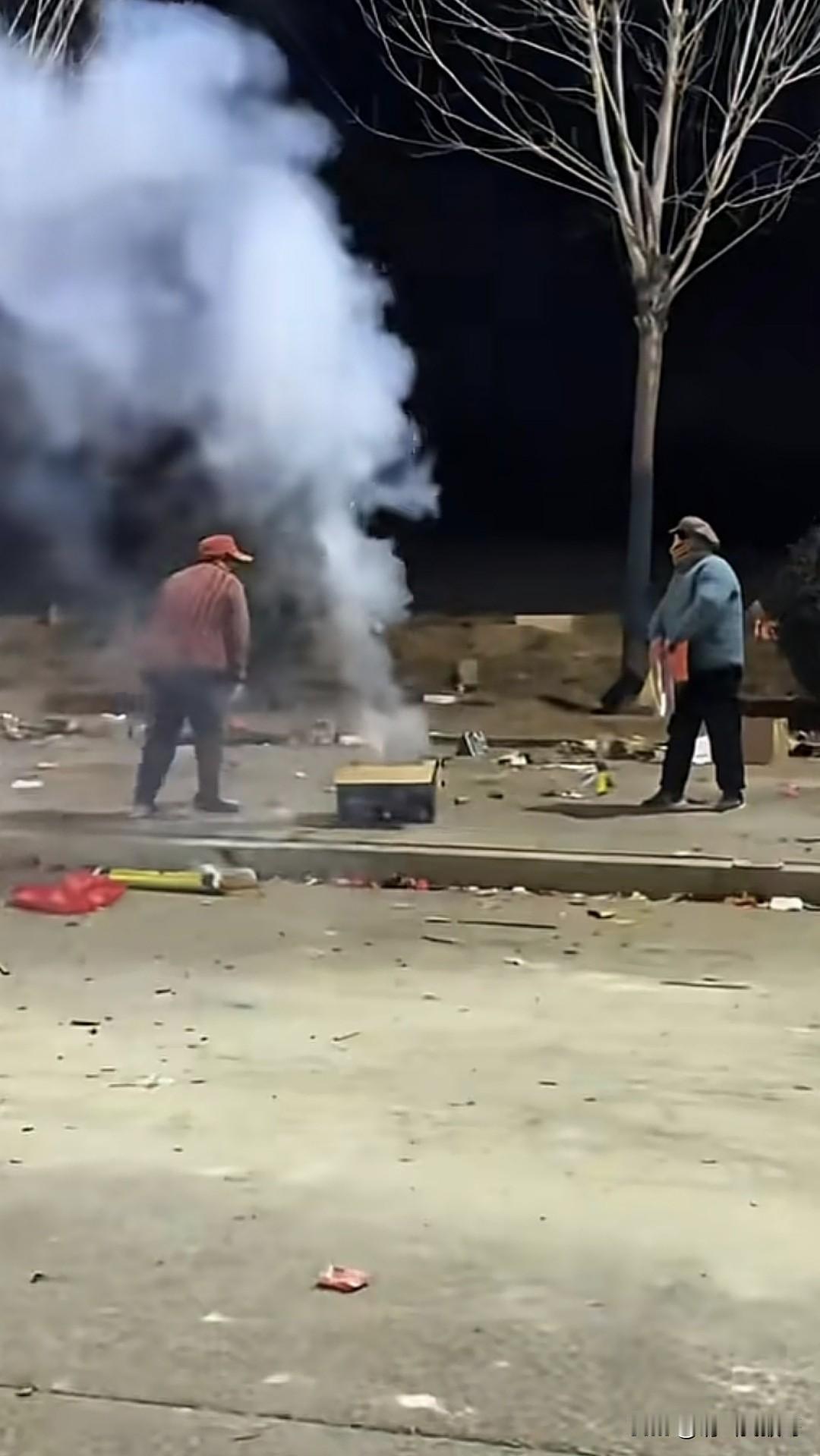 为了一个烟花纸盒子，差点打起来了