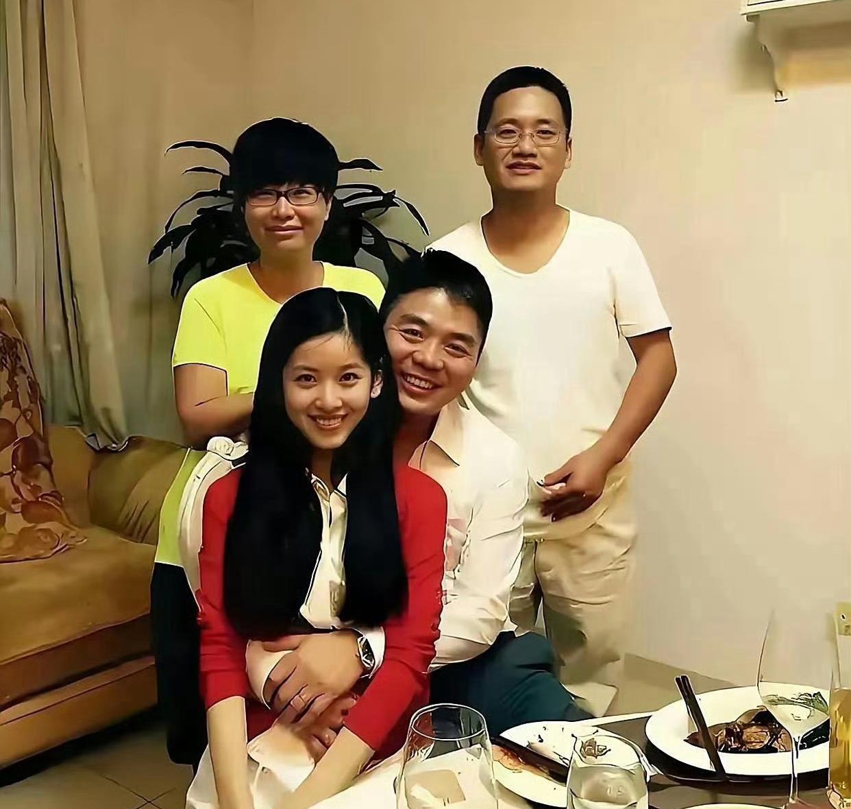刘强东身后站的是章泽天的父母？
一定要这个姿势拍照吗？
隔着屏幕都觉得章爸爸这个