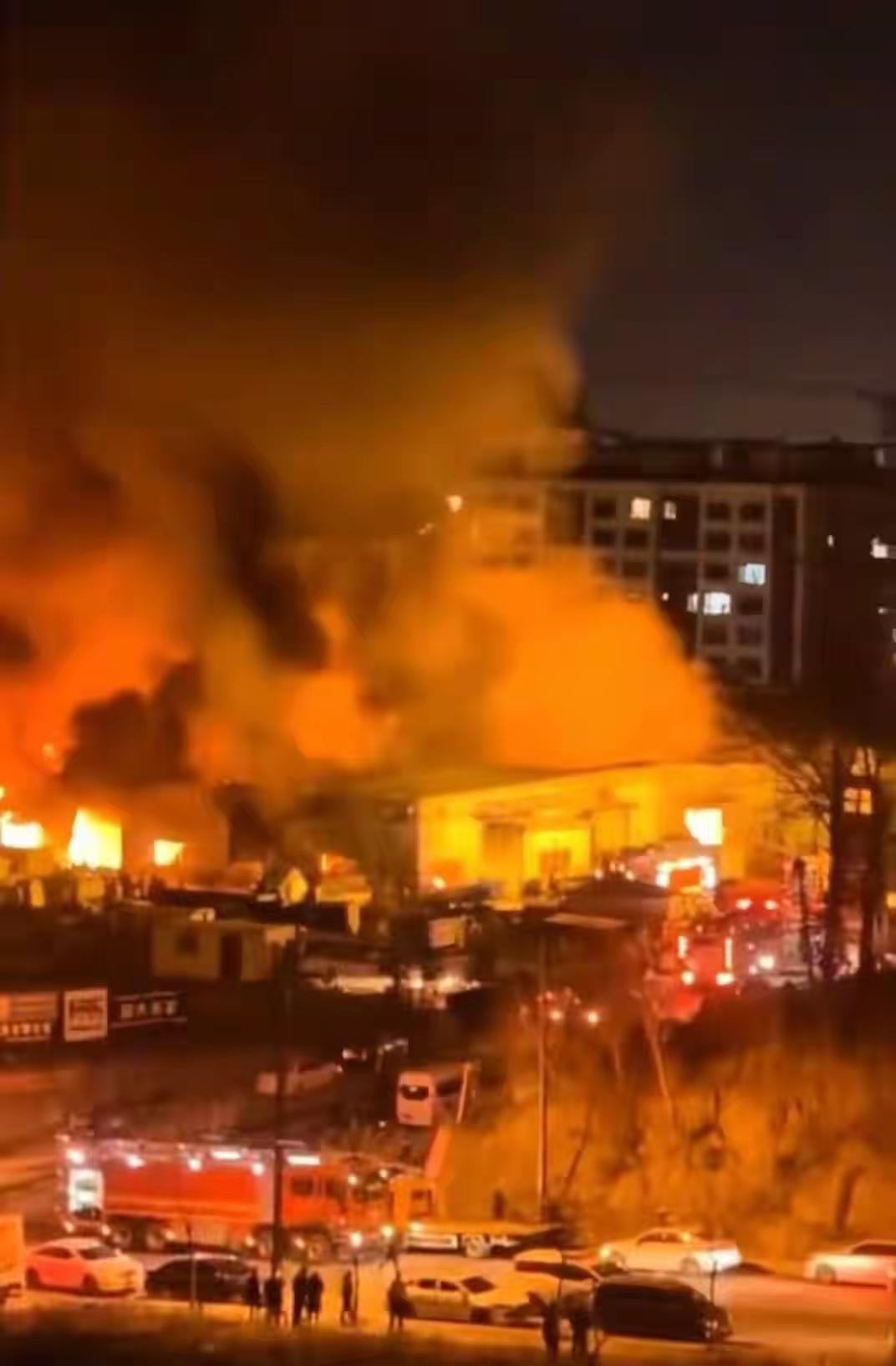 粮油仓库夜晚突发大火，十多米长火舌蹿出门窗；榆林消防：6小时扑灭，无伤亡

1月