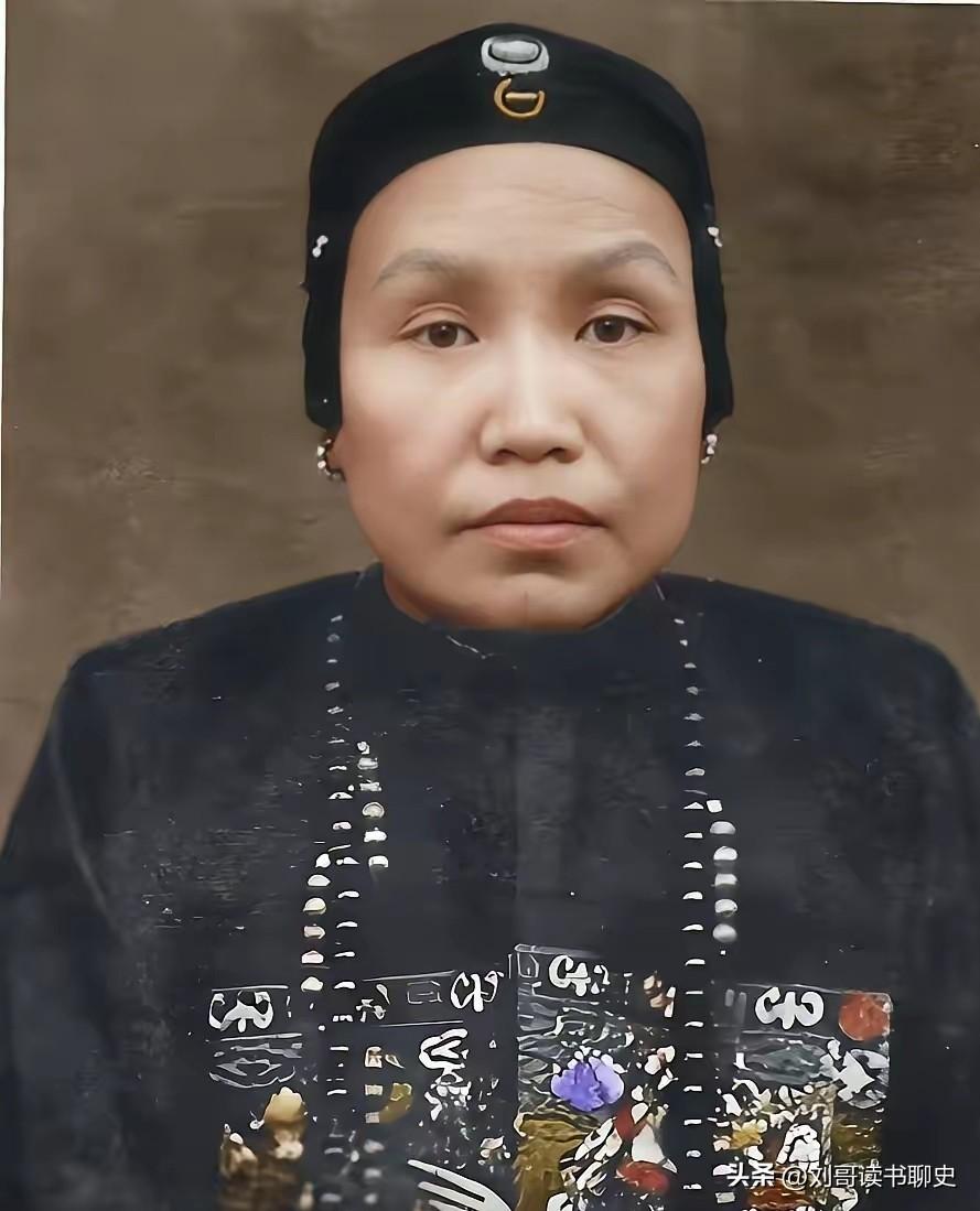 总督府深夜，纺车声中的笑声

同治二年九月，安庆两江总督署。

十三岁的曾纪芬跟