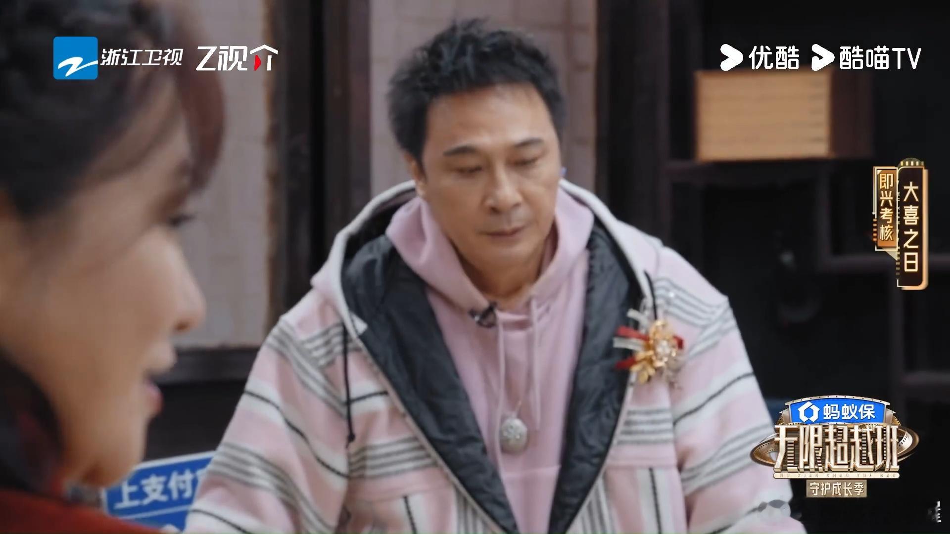 黄艺馨不断加戏，一会儿嚎啕大哭一会儿要跳楼给吴镇宇吵的头昏脑涨，现场混乱的不行，