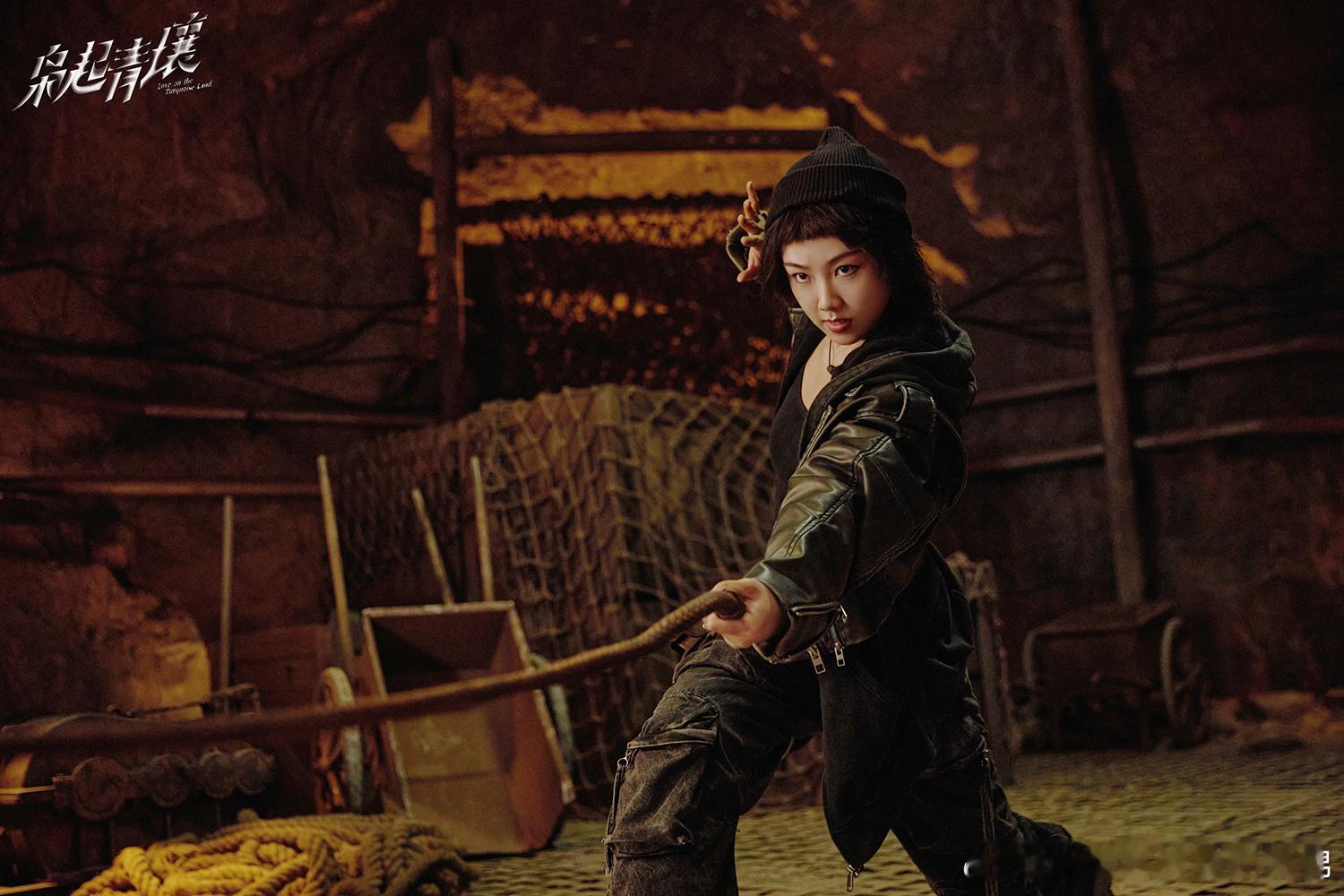 颜卓灵《枭起青壤》开播 野性御姐惊喜解锁  作为南山猎人、鞭家至强后人，颜卓灵饰