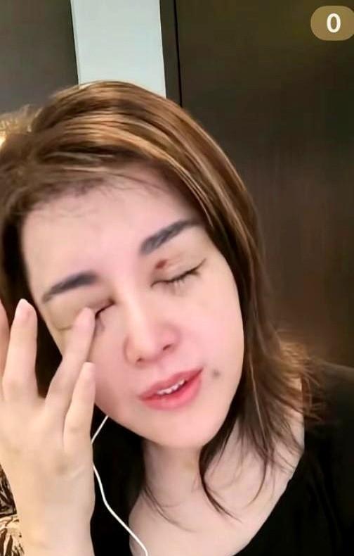 于文红直播亲口承认，和小鲜肉罗兰多的十几年情分，已经“用完”了。
这俩字，比刀子