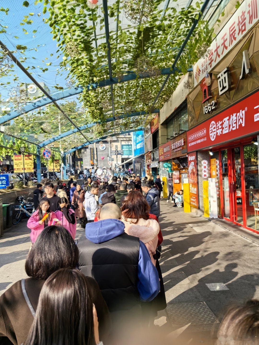 什么好吃的，值得排这么长队，先排起来再说，一会儿揭晓 ​​​