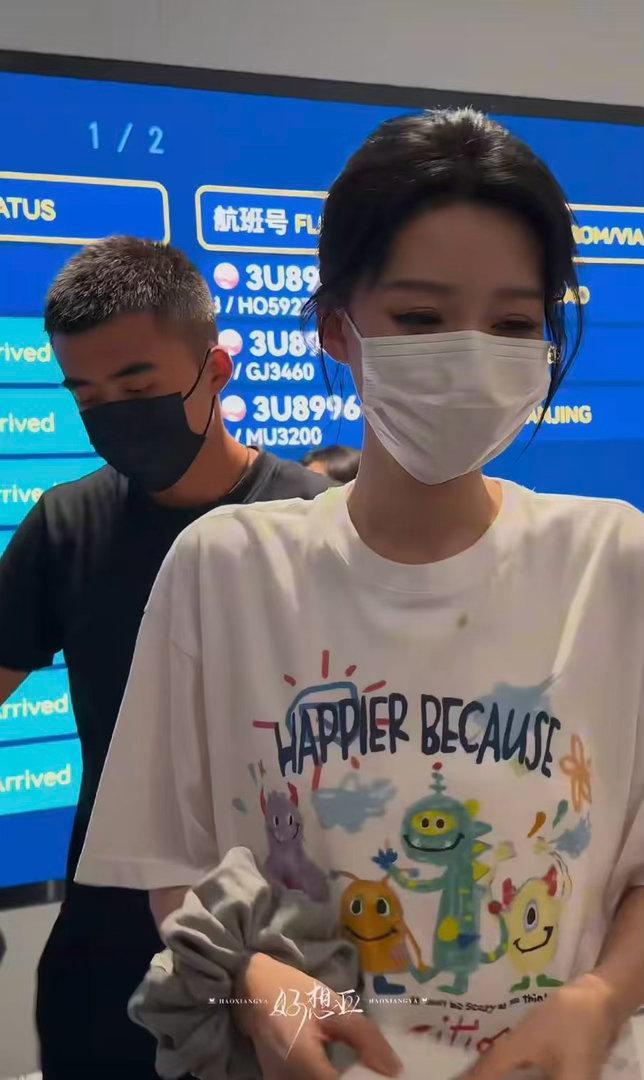 不想睡的星期五成都开录浪姐售后综艺来了 成都的熊猫都睡了，姐姐们还在录。周五晚上