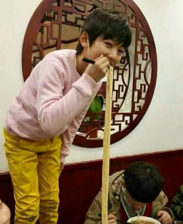 当你见到了亚轩 生活就不再兜圈～俺们宋亚轩从小就抽象[笑哈哈][笑哈哈][笑哈哈