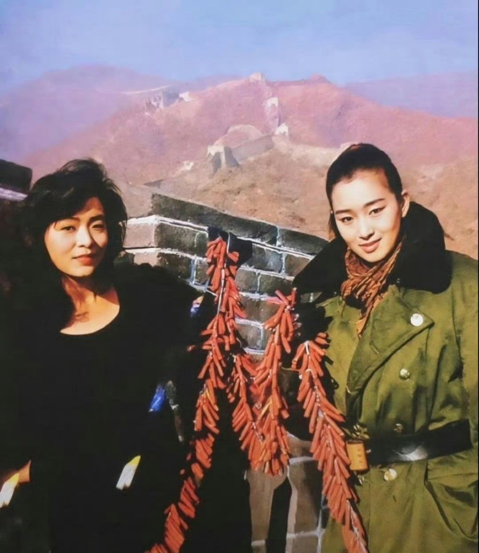 当年香港演员陈玉莲与巩俐在长城合影，那时候们艺人没有美颜和滤镜，却依旧美得惊艳