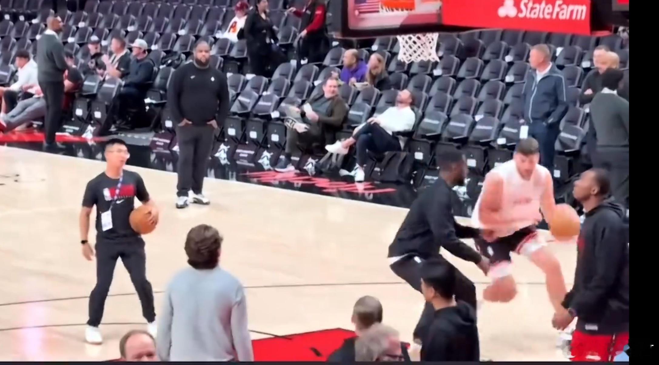 啊，杨瀚森的翻译进入开拓者的教练组了？？？杨瀚森[超话] ​​​