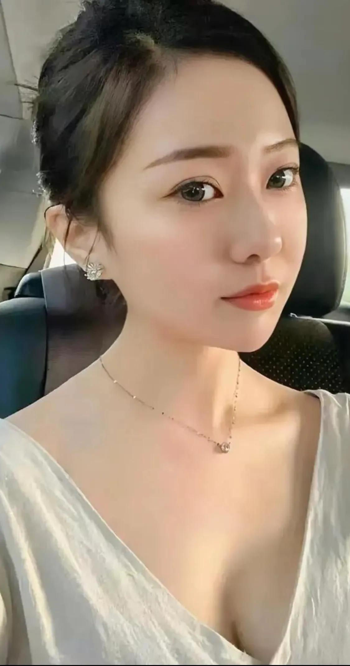 你怎么还不明白呢，你只要好好赚钱，然后你身边的女人自然就会多了呀，你非要纠结她爱