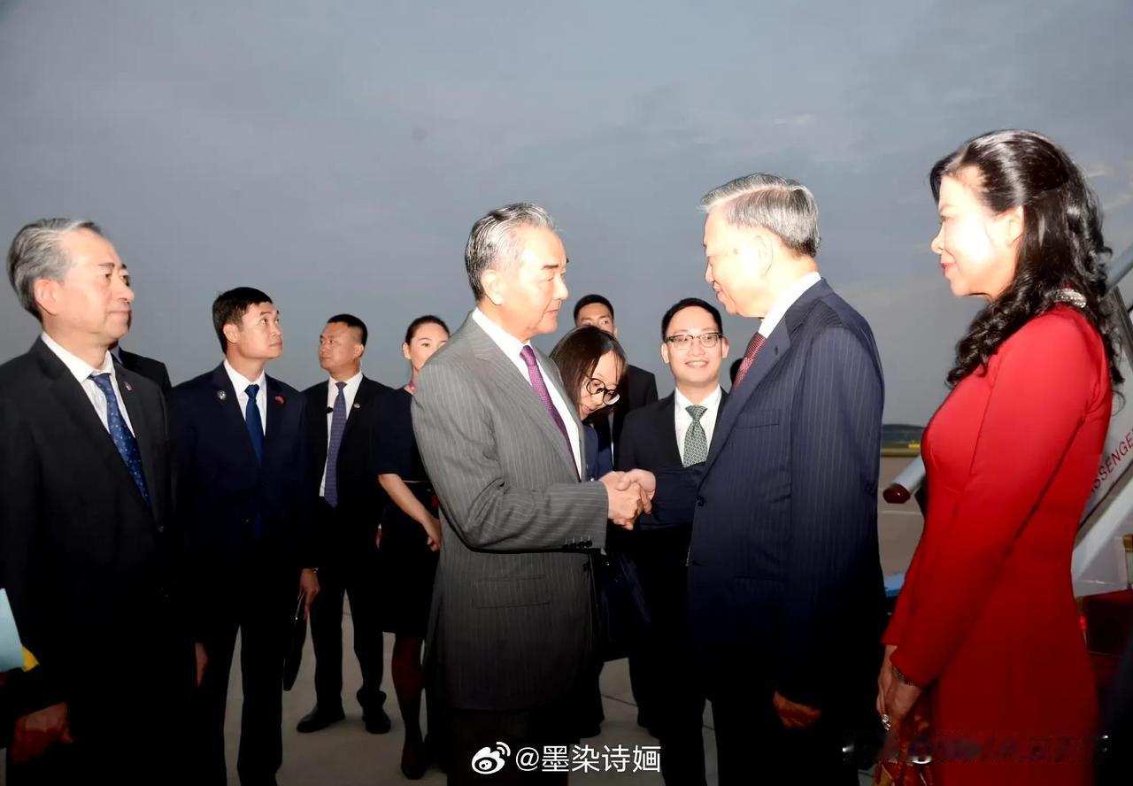 越南国家主席苏林昨天抵达北京，获罕见高规格接待，王毅外长亲自接机，创近年来最高规