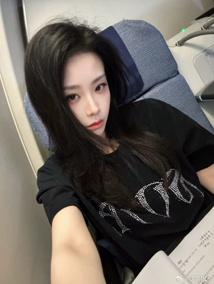 喻言伦敦plog喻言更新伦敦旅行plog，漫步伦敦街头随性打卡，手中绿色奶茶呼应
