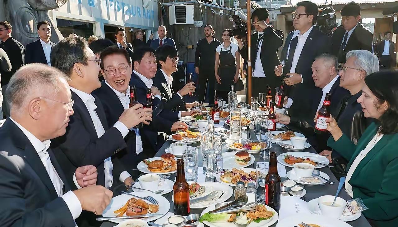 推杯闲谈，格局改变。宏大的产业变局，有时始于一场松弛的相聚。没有严肃议程，只有推
