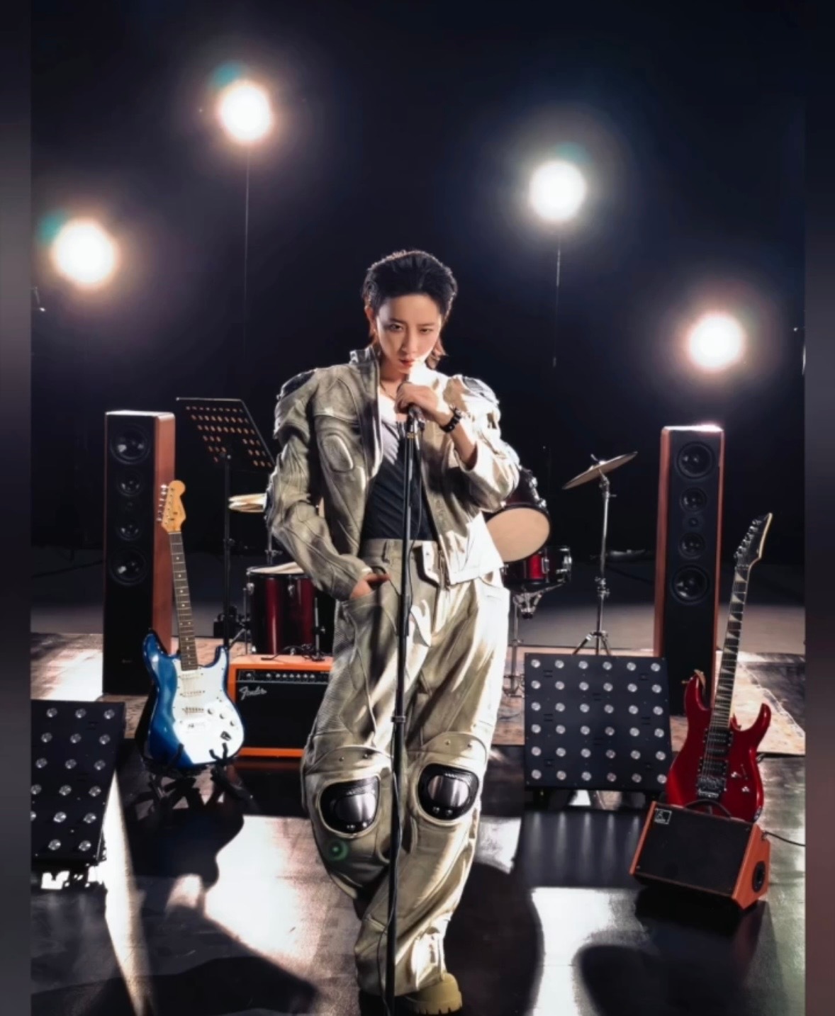 内娱自带老公感的女明星 必须提名李斯丹妮，她把“老公感”诠释得淋漓尽致。这种气质