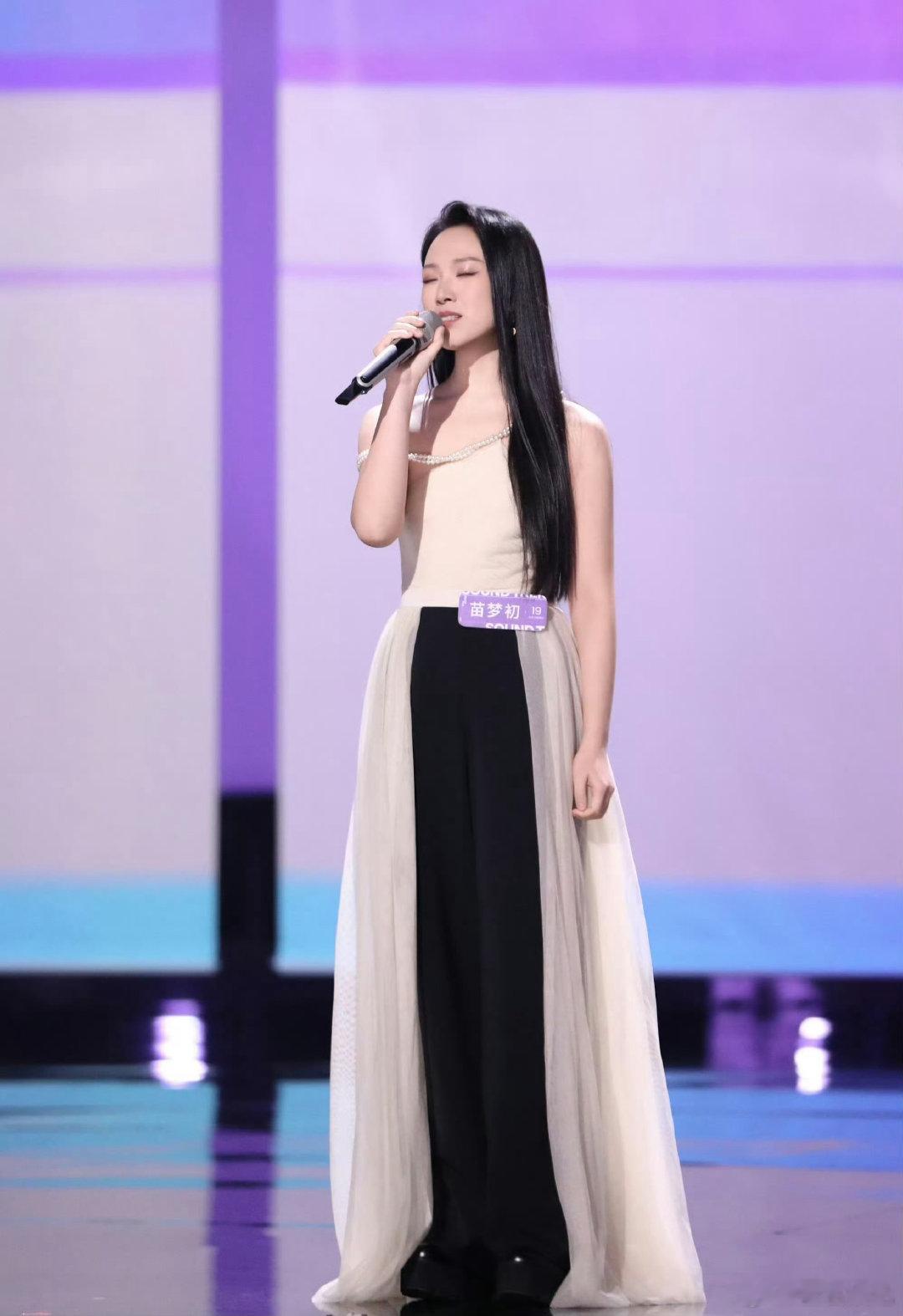 苗梦初反驳被评用力过猛声鸣远扬音乐剧功底赋予她独特的舞台感染力，华丽嗓音是天生优