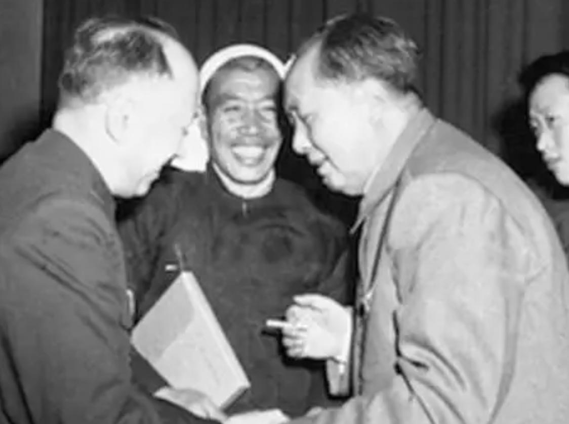 1976年9月，陈永贵得知毛主席病逝的消息后，忍不住痛哭失声，并说道：“除了毛主