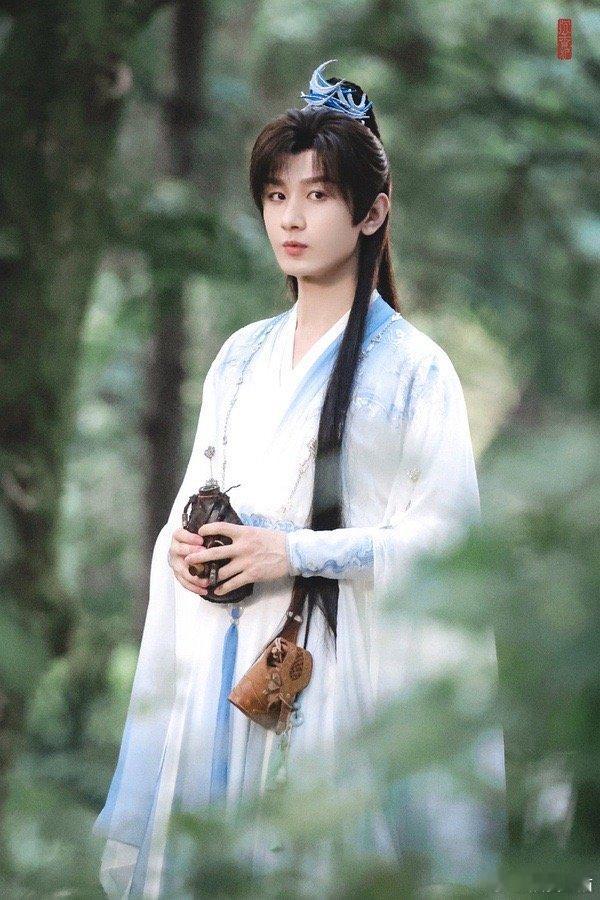 成毅赴山海最新路透，好像比起现代装他更适合古装吧？ ​​​