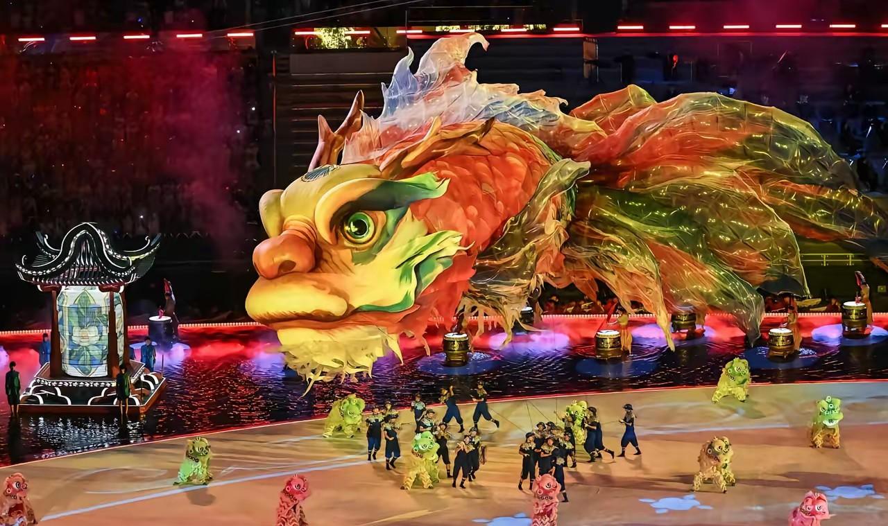 这下好了，不仅国际奥委会主席后悔了，而且
全部人都知道真相了
十五运开幕式用“同