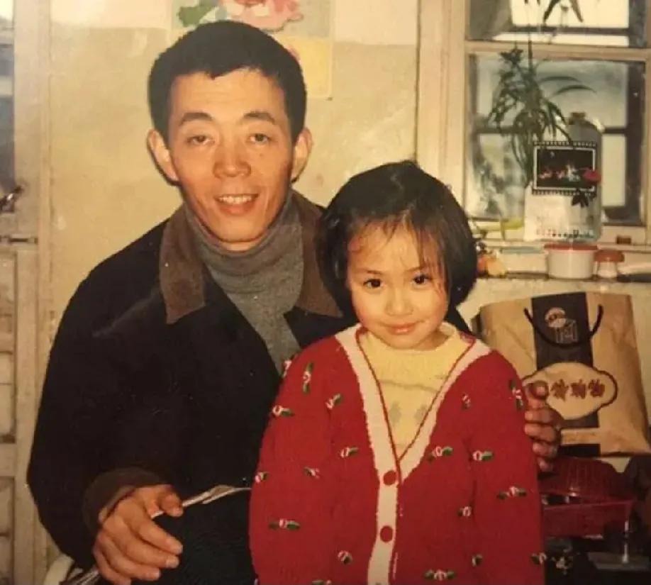 顾长卫身边穿红毛衣的女孩叫马思纯，马思纯的妈妈是蒋雯丽的亲大姐。
当时和顾长卫合