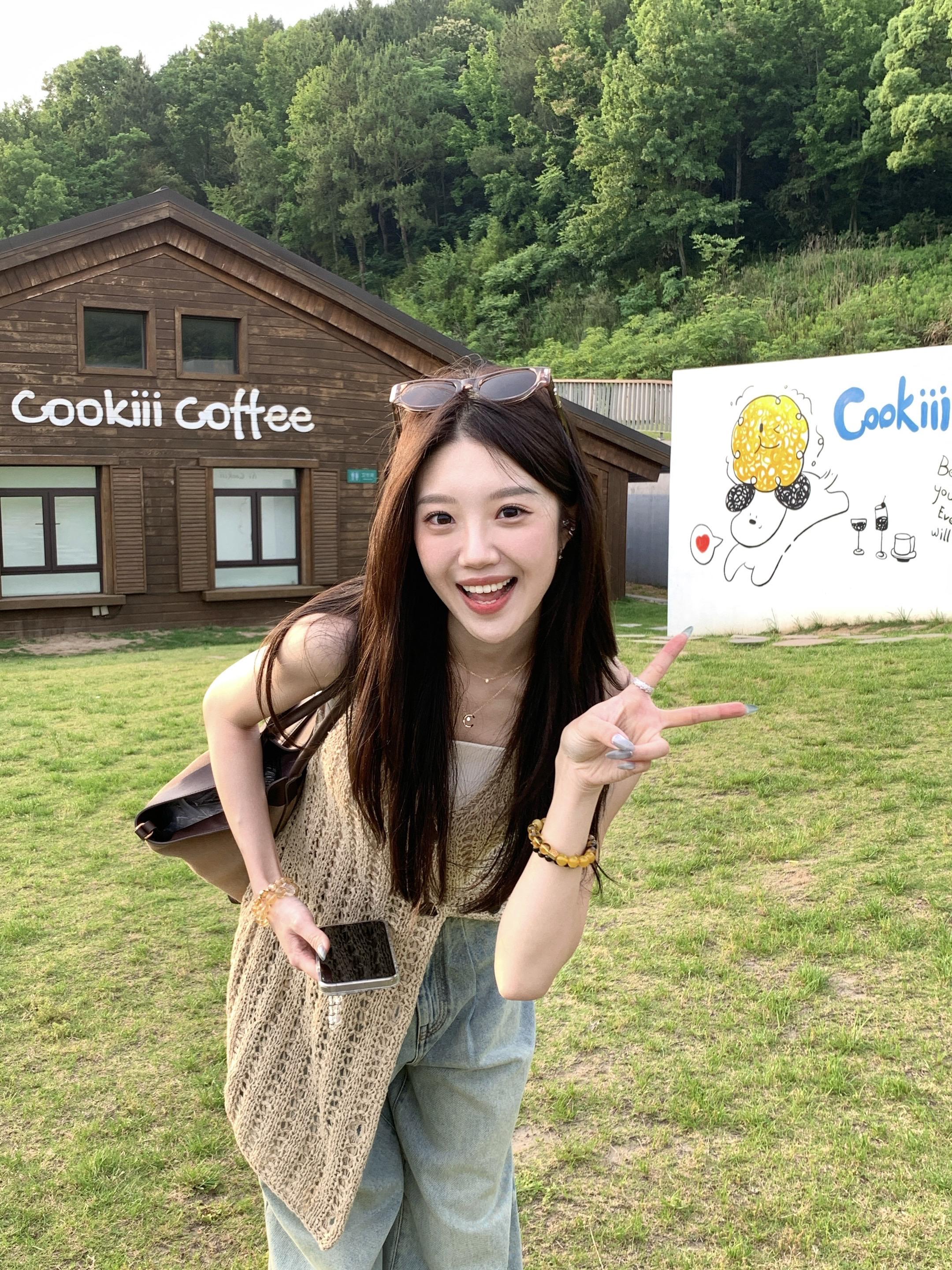 你总以为你不够好 不够苗条和美貌 可是完美谁能打造 做你自己就很好