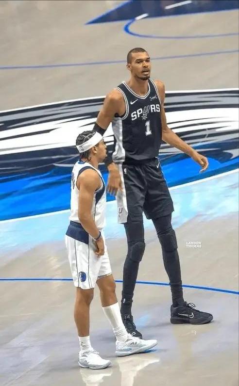 文班亚马：2米26，107公斤
布兰登：1米85，86公斤

这两个人站在一起，